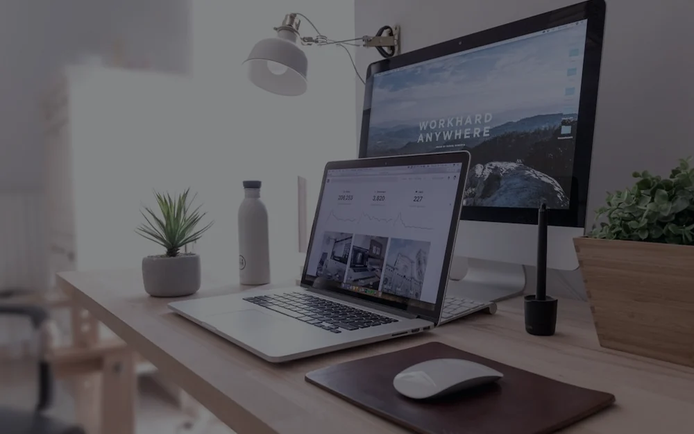 Foto eines modernen Arbeitsplatzes mit Laptop und Monitor